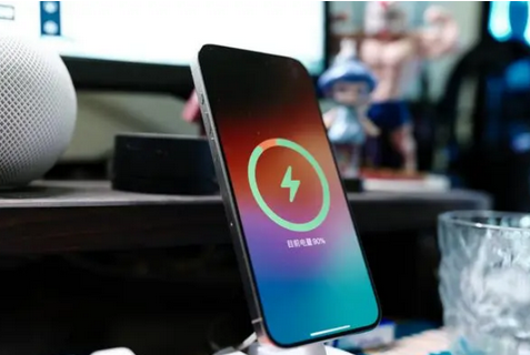 新罗苹果15换屏服务分享用什么充电器给iPhone15充电更好 